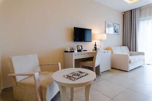 Malta hotel-maritim-deluxe-family-suite-salotto.jpg