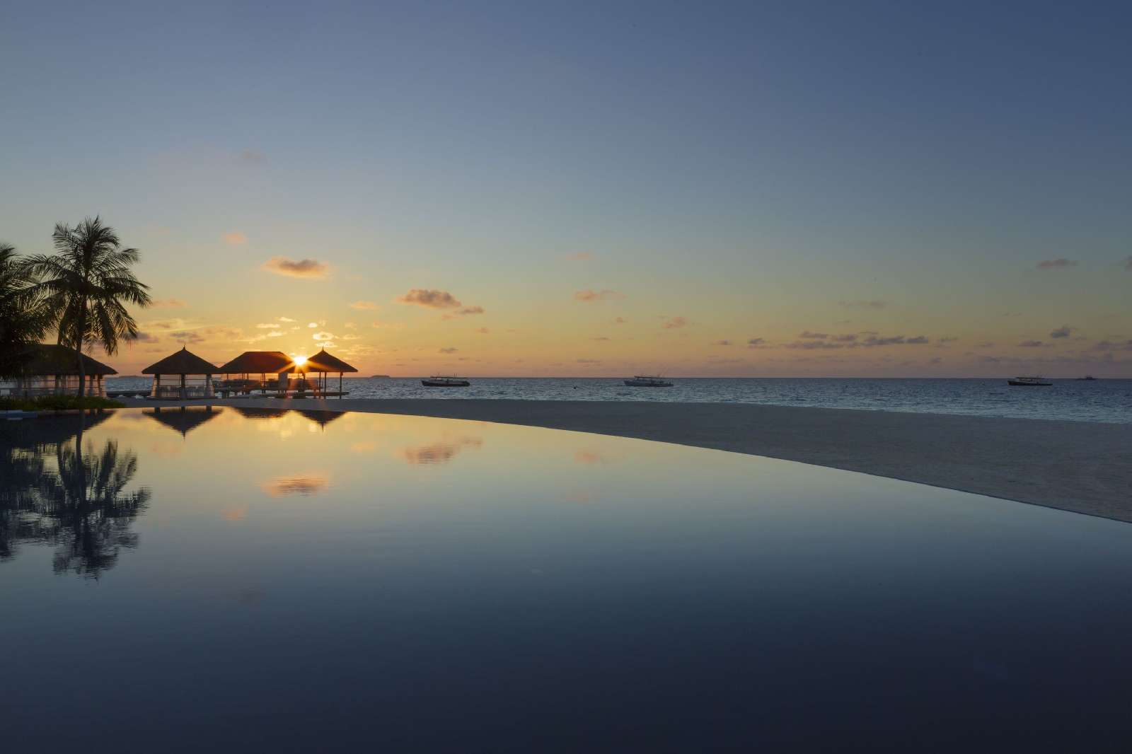 Velassaru Maldives atb-velassaru-tramonto.jpg